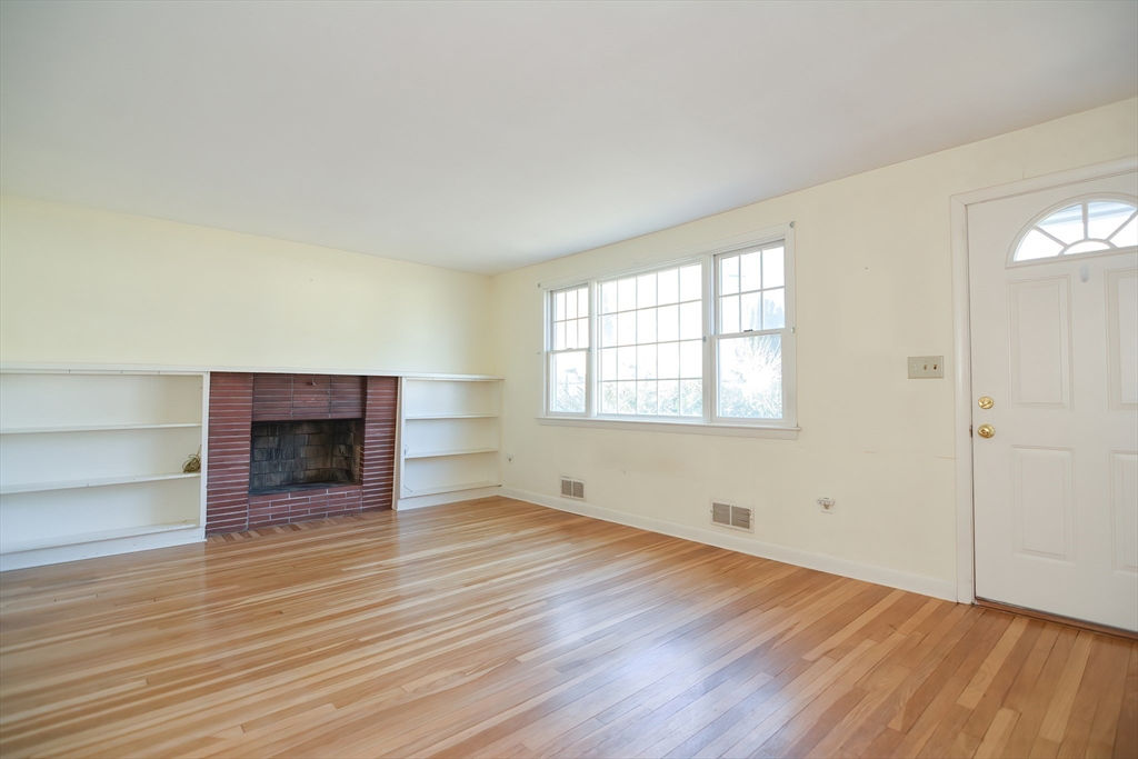 6 Sabatinelli Rd, Milford, MA 01757 Afonso Real Estate