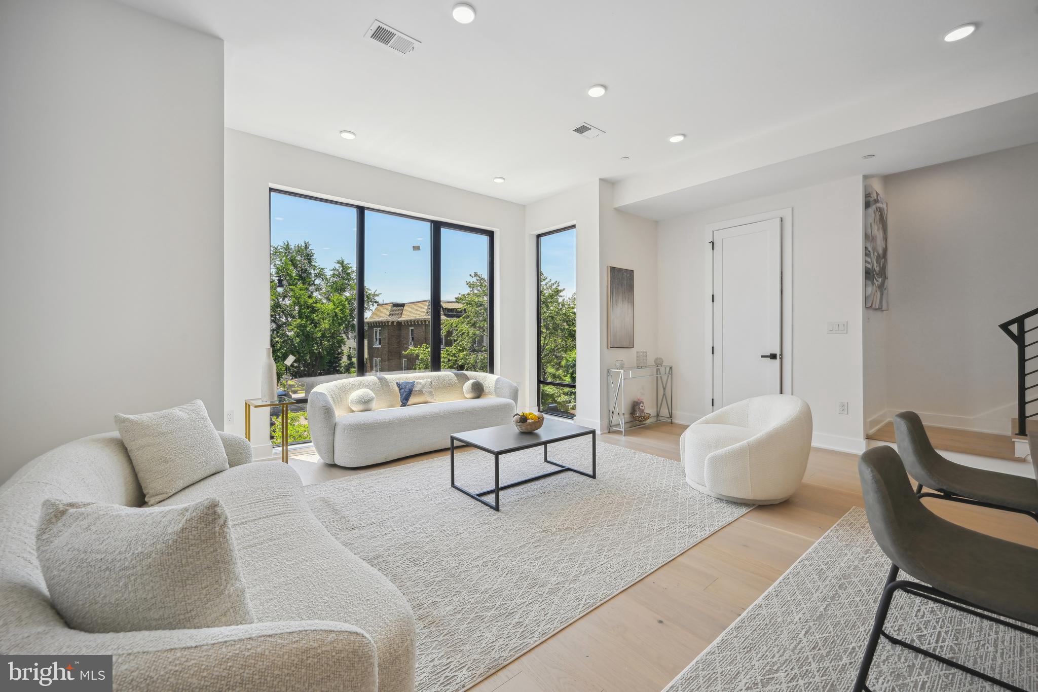 Real estate listing preview #8