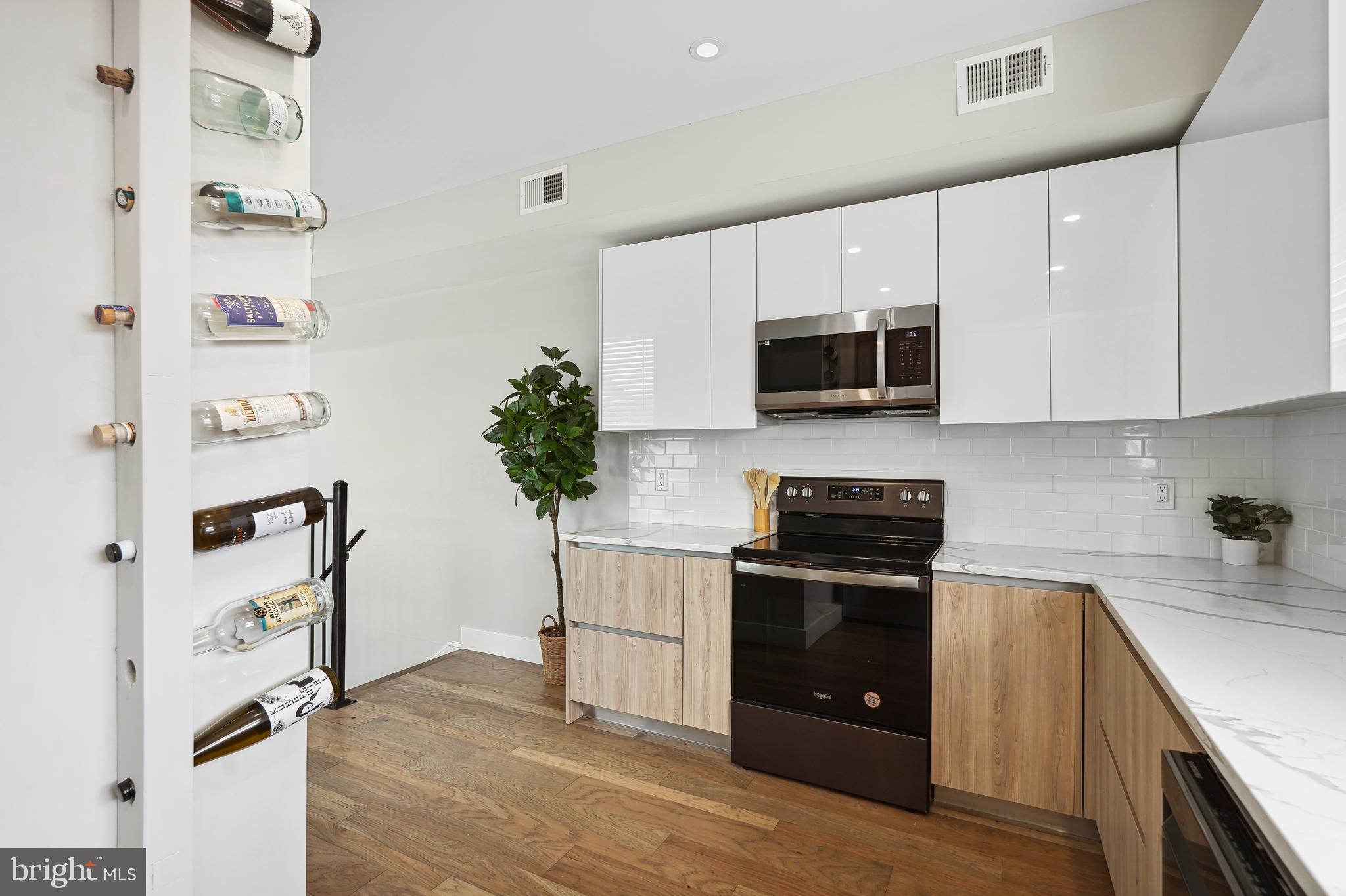 Real estate listing preview #8