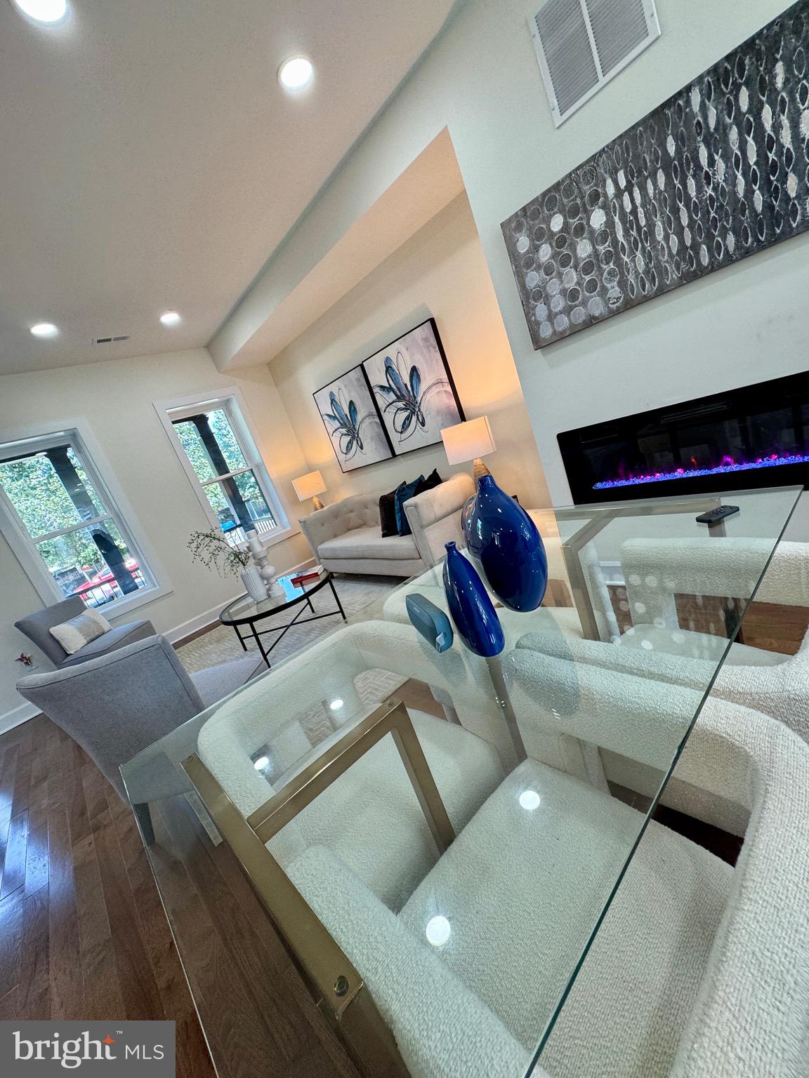 Real estate listing preview #6