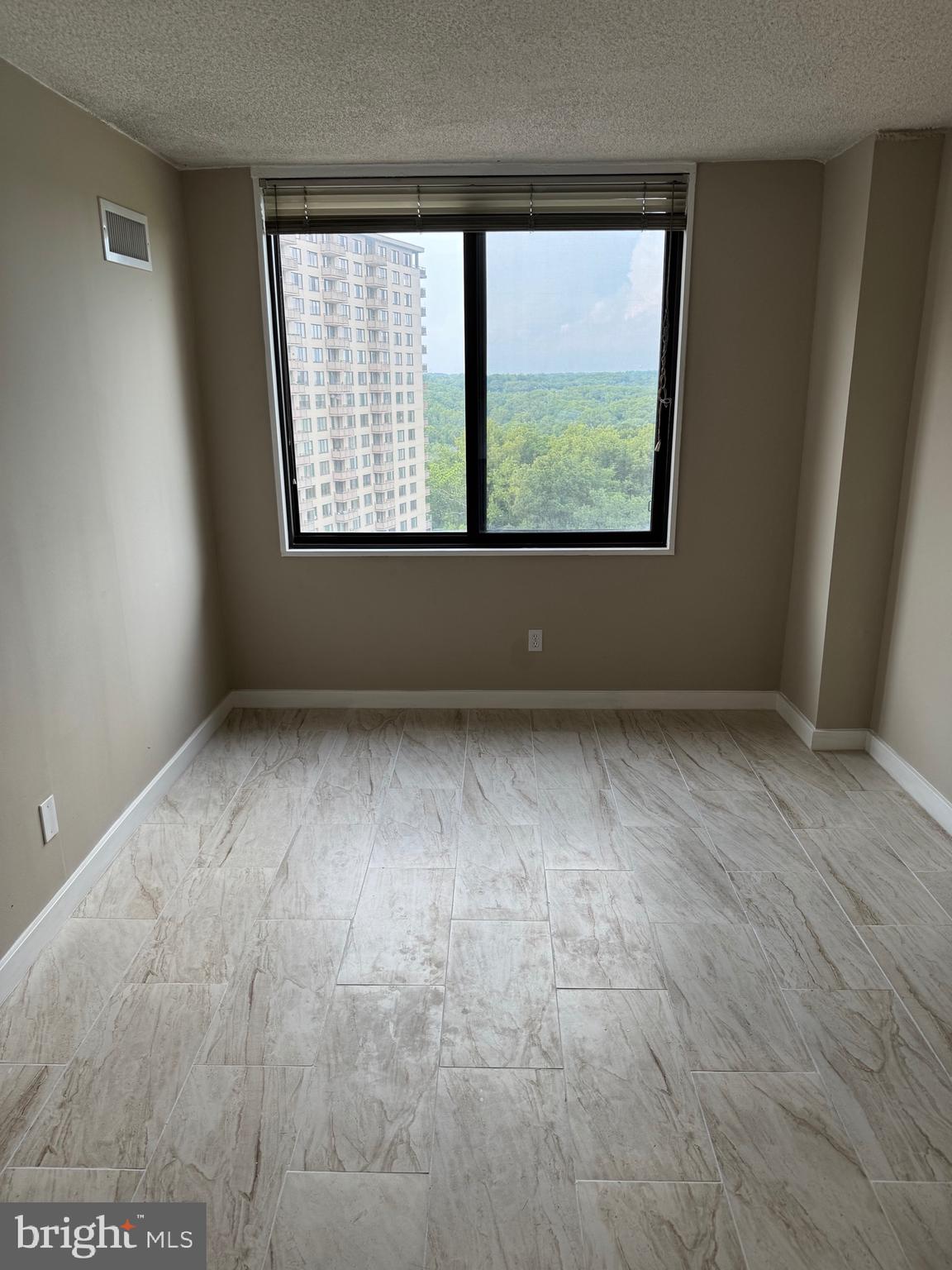 Real estate listing preview #3