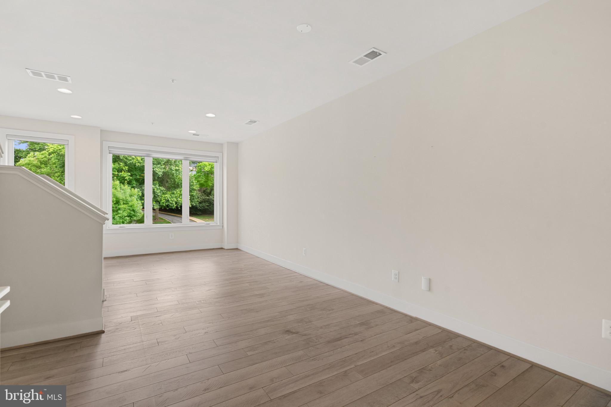 Real estate listing preview #12