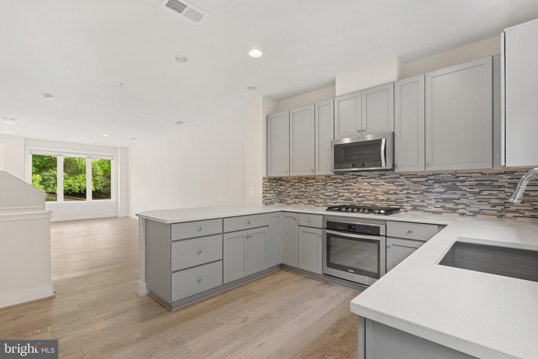 Real estate listing preview #16