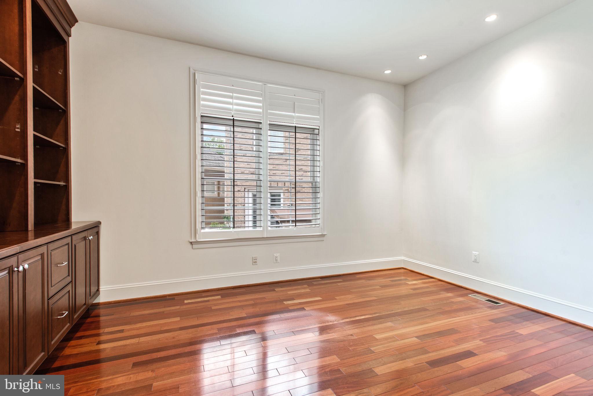 Real estate listing preview #12