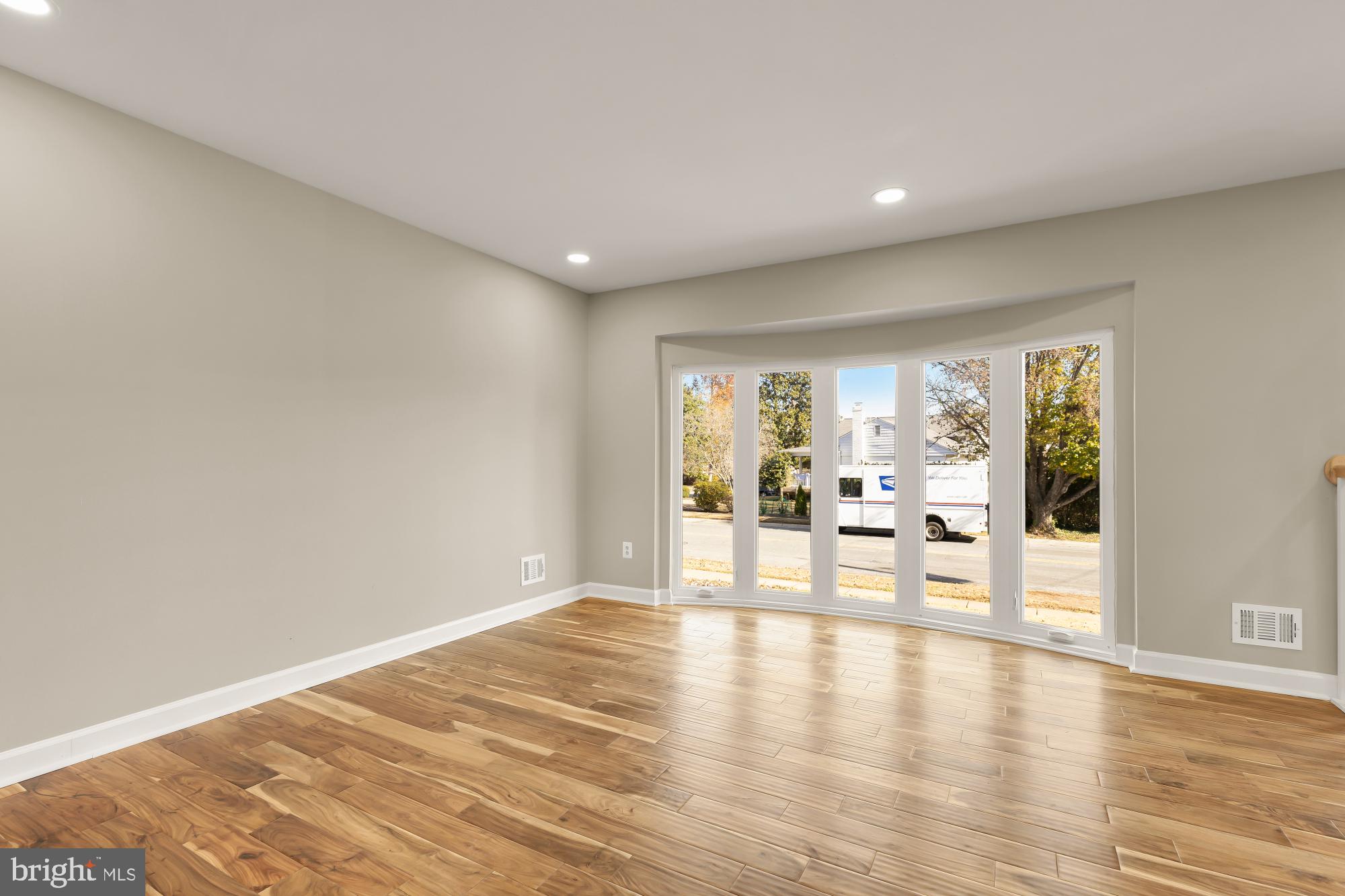 Real estate listing preview #8