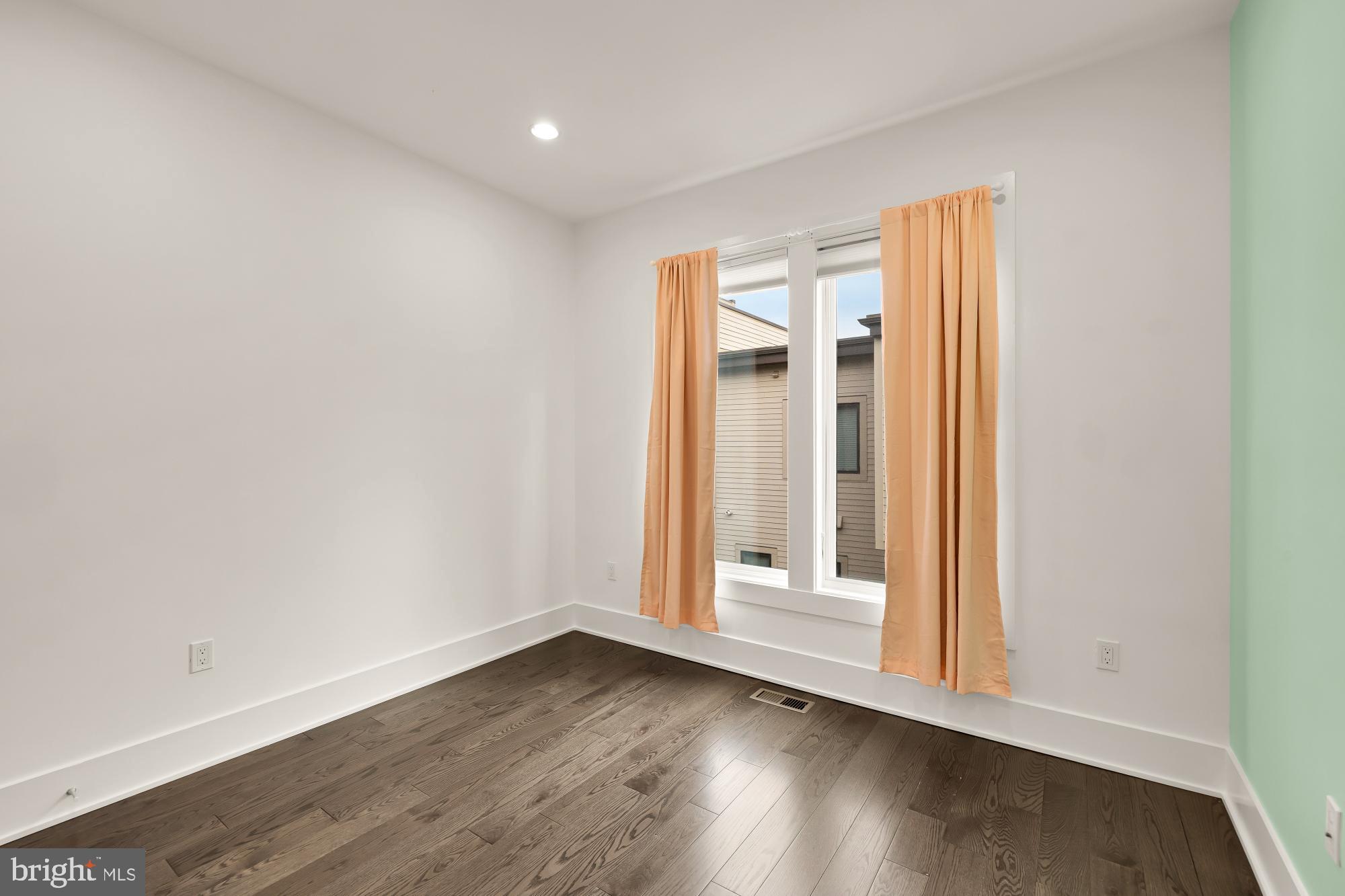 Real estate listing preview #25