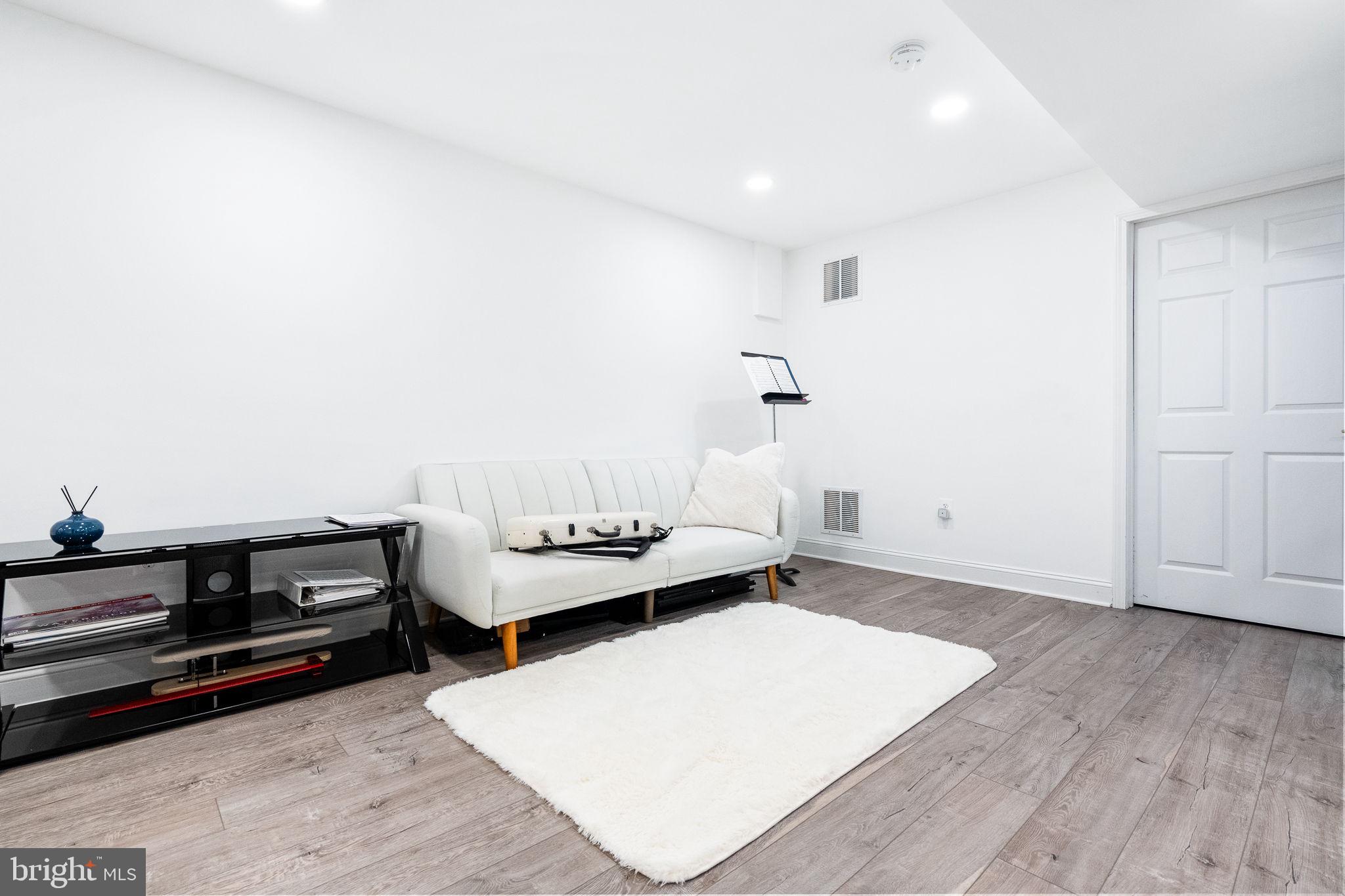 Real estate listing preview #24