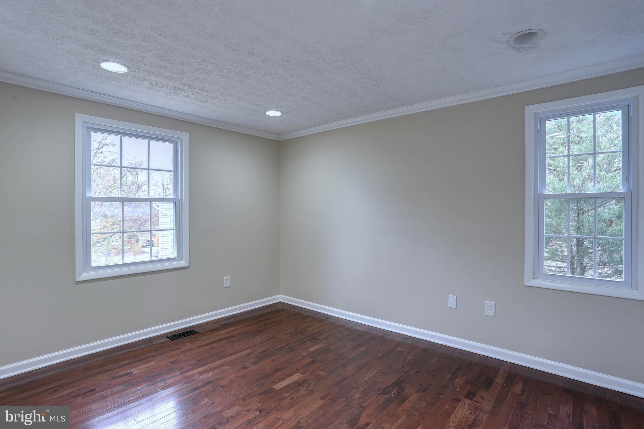 Real estate listing preview #16