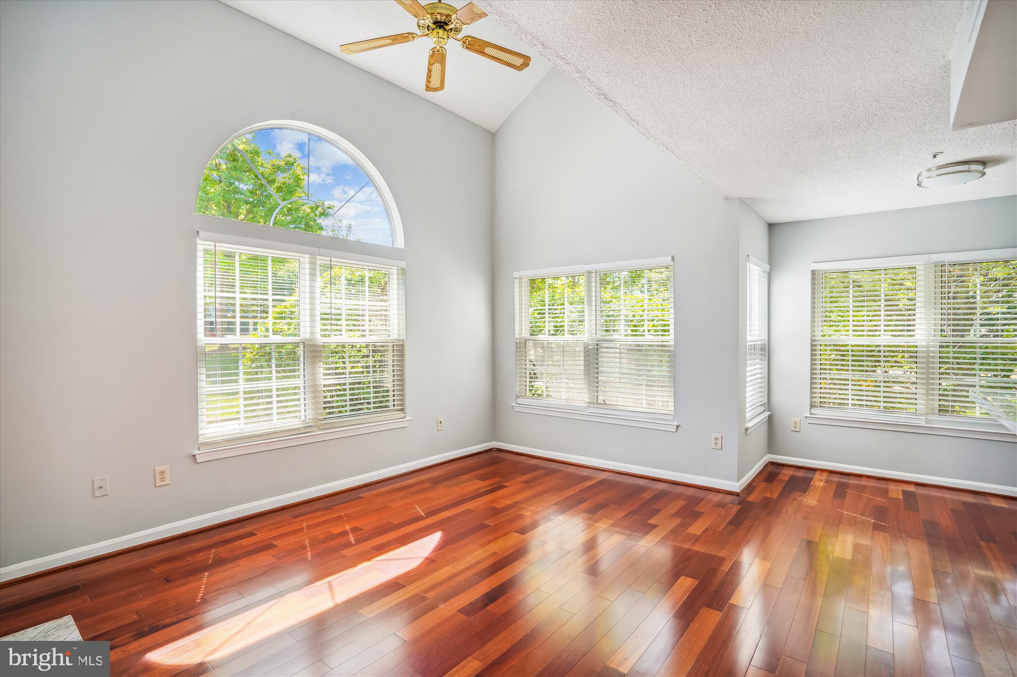 Real estate listing preview #7