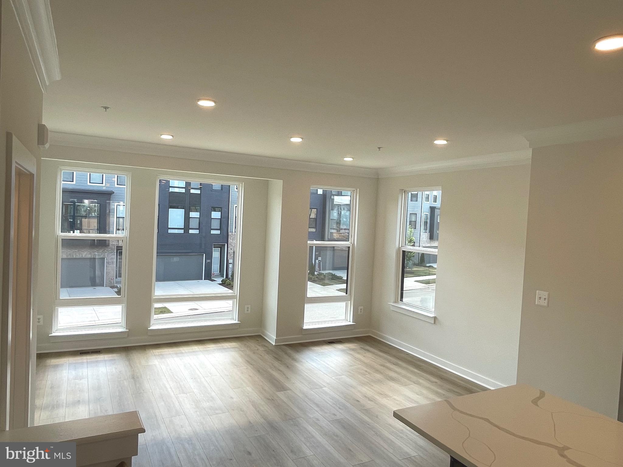 Real estate listing preview #8