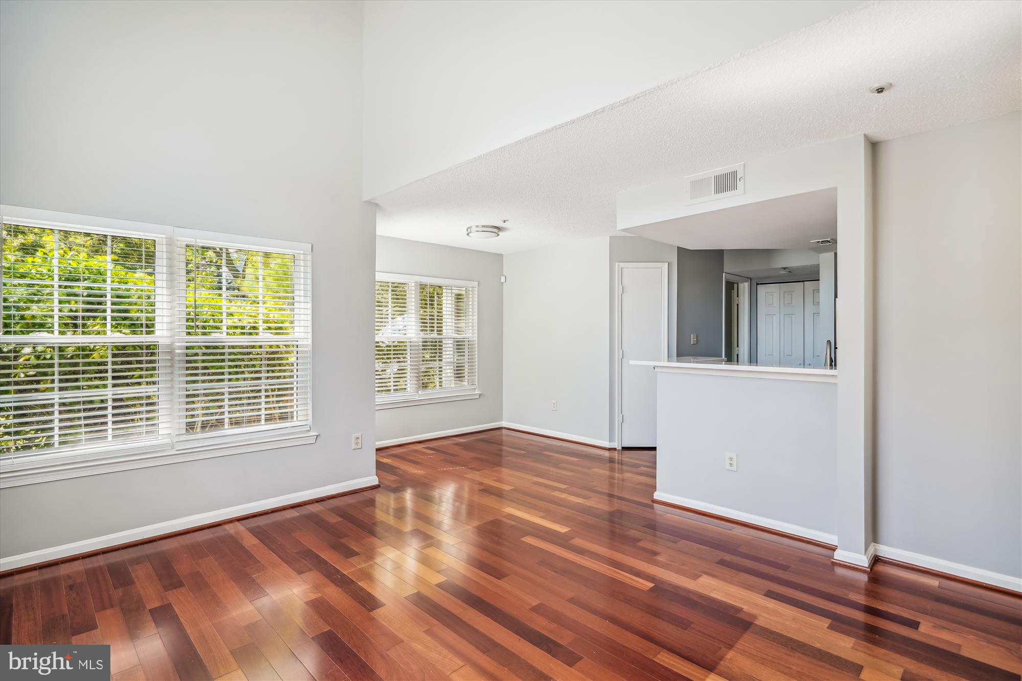 Real estate listing preview #8