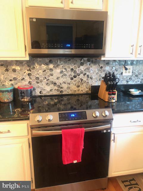 Real estate listing preview #12