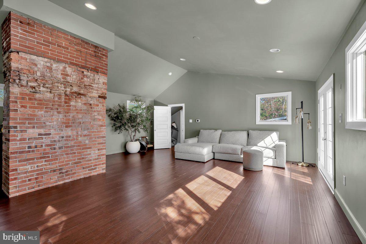 Real estate listing preview #14