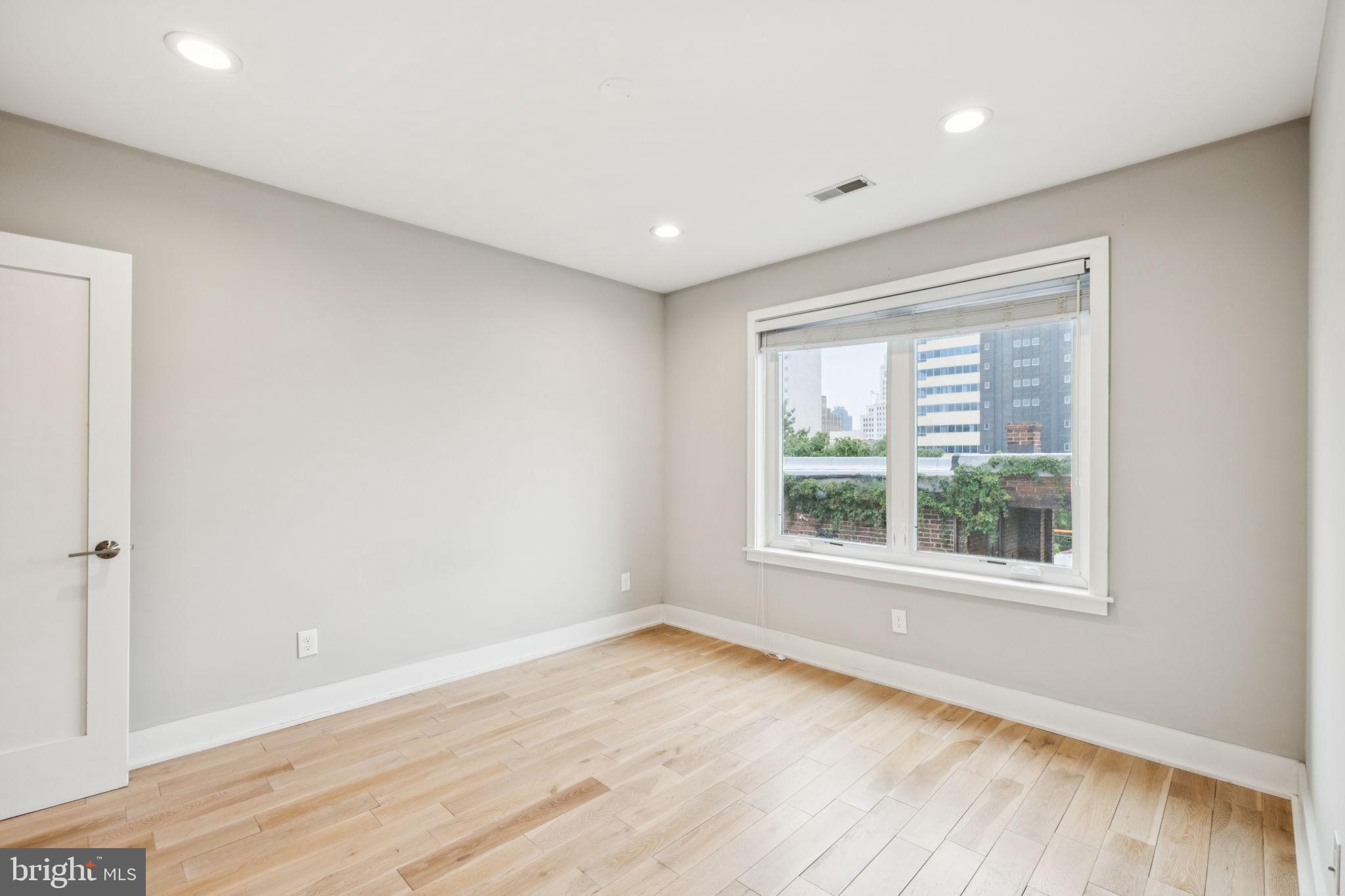 Real estate listing preview #8