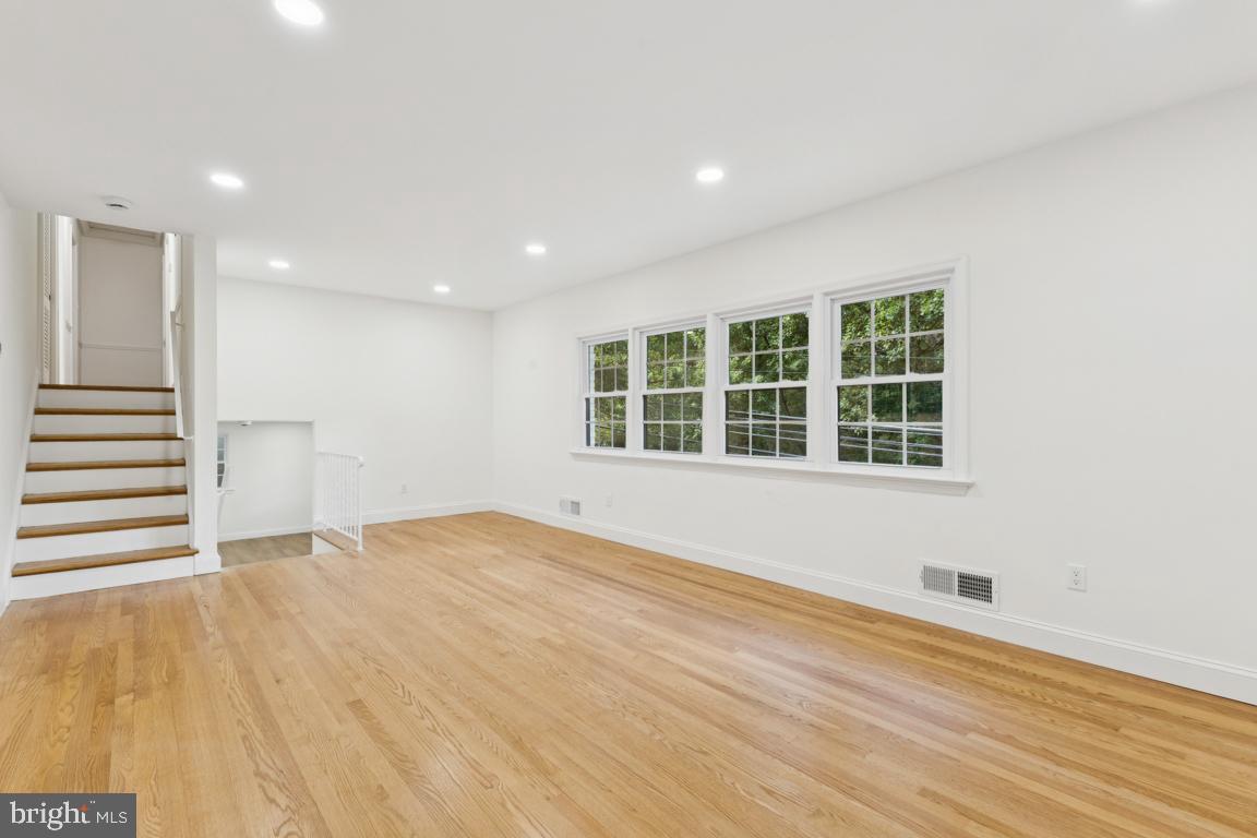 Real estate listing preview #8