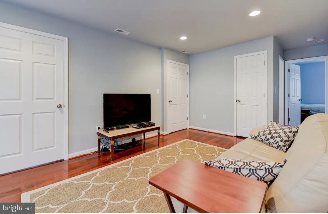 Real estate listing preview #8