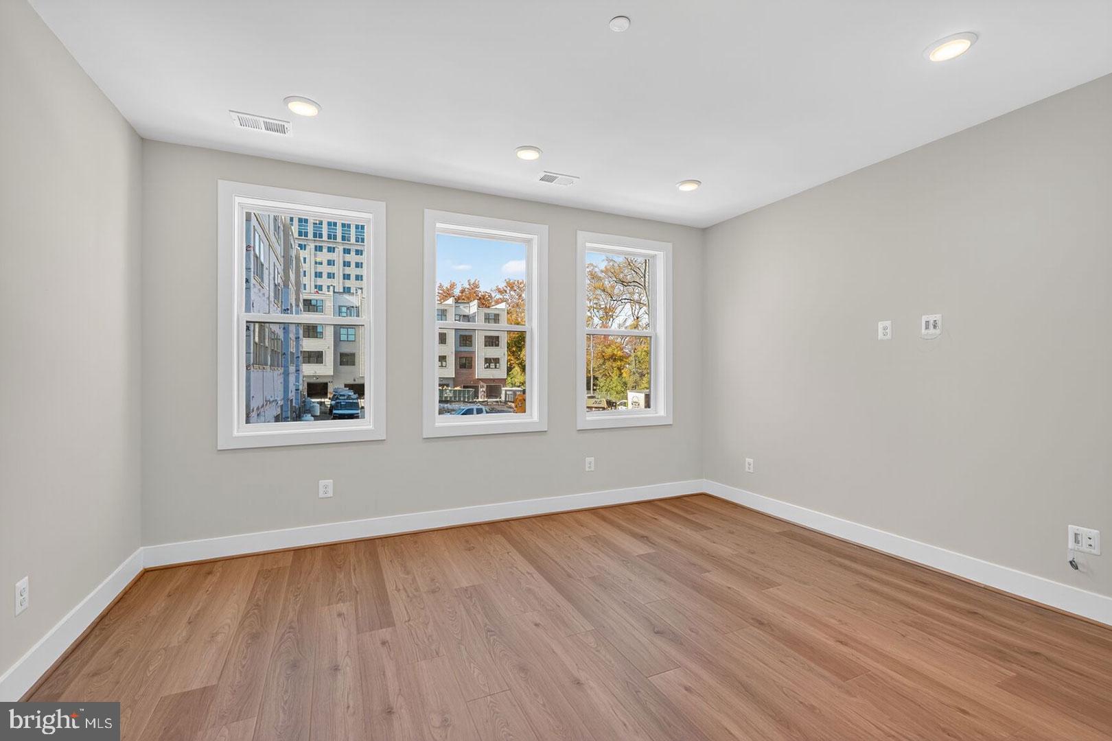 Real estate listing preview #8