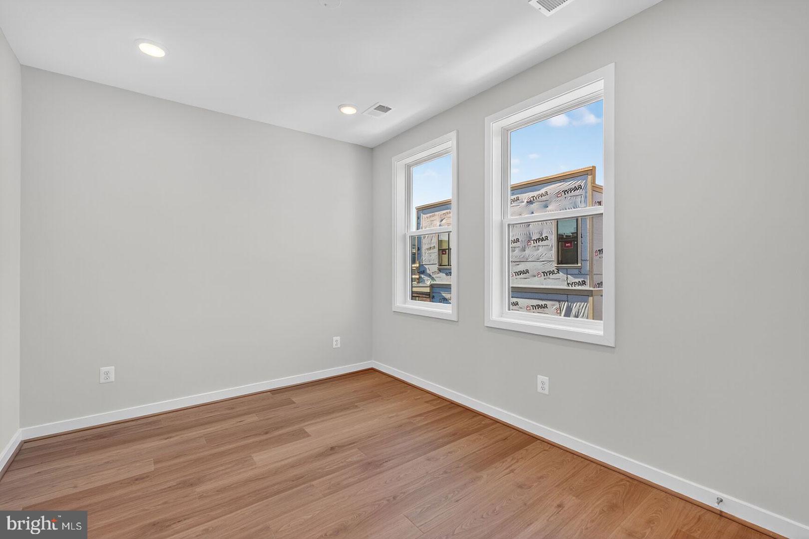 Real estate listing preview #14