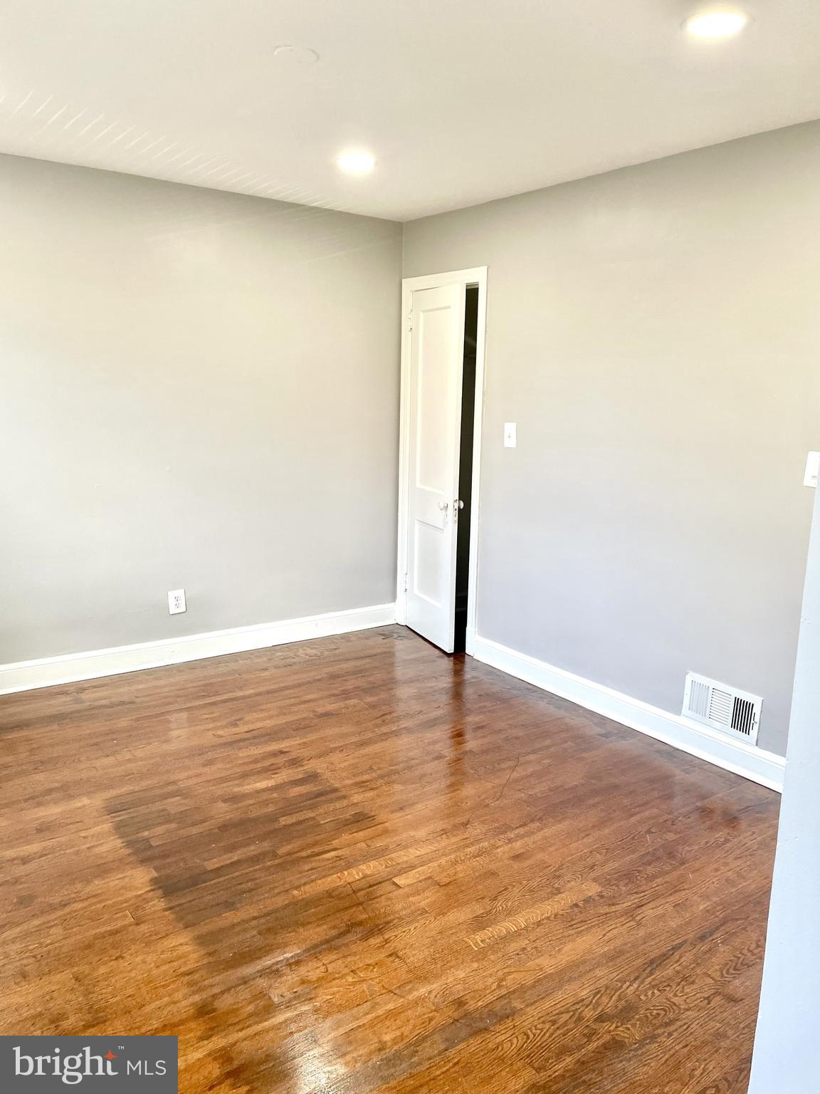 Real estate listing preview #8