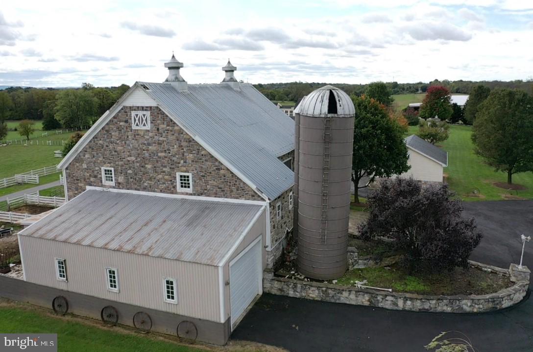 Real estate listing preview #2